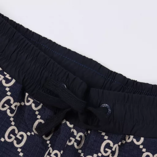 Gucci GG full print monogram embroidered shortsInterlocking double G print, drawstring elastic waistband, straight shorts style, full set of accessories! Polyester fiber is a blended fabric, contrasting fabric is fixed color and environmentally friendly. It also has good light resistance, and its sun resistance is better than natural fiber fabrics. It uses three-level bird's eye cloth fabric, which is a functional weft knitted fabric with moisture absorption and perspiration function. The principle of perspiration is through the small holes on its surface. Due to the existence of these small holes, it can achieve the effect of moisture absorption and perspiration. The double G pattern is made of thick glue material, and the glue is specially adjusted with environmentally friendly glue. The front end of the elastic waist rope has an engraved hardware bell, the front trouser line is stitched, and the trouser legs are closed with visible lines, which are strong and durable.