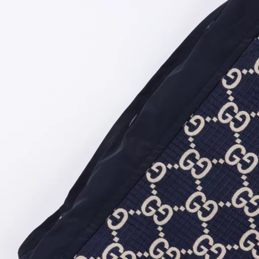 Gucci GG full print monogram embroidered shortsInterlocking double G print, drawstring elastic waistband, straight shorts style, full set of accessories! Polyester fiber is a blended fabric, contrasting fabric is fixed color and environmentally friendly. It also has good light resistance, and its sun resistance is better than natural fiber fabrics. It uses three-level bird's eye cloth fabric, which is a functional weft knitted fabric with moisture absorption and perspiration function. The principle of perspiration is through the small holes on its surface. Due to the existence of these small holes, it can achieve the effect of moisture absorption and perspiration. The double G pattern is made of thick glue material, and the glue is specially adjusted with environmentally friendly glue. The front end of the elastic waist rope has an engraved hardware bell, the front trouser line is stitched, and the trouser legs are closed with visible lines, which are strong and durable.