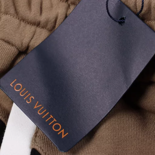 Louis Vuitton patchwork shortsOriginal version purchased, pattern made immediately. The fabric is 360g brushed fabric, breathable and comfortable. Infrared positioning cutting, overalls design, invincible and versatile style. All details are customized and developed, and all hardware accessories are restored to ZP.