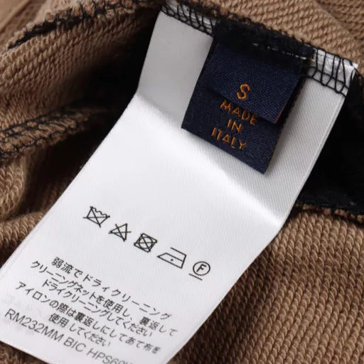 Louis Vuitton patchwork shortsOriginal version purchased, pattern made immediately. The fabric is 360g brushed fabric, breathable and comfortable. Infrared positioning cutting, overalls design, invincible and versatile style. All details are customized and developed, and all hardware accessories are restored to ZP.