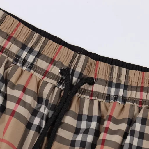 Burberry Classic Check Beach ShortsOriginal fabric customization, functional twill fabric, 100% positioning of stripes and plaids, very time-consuming and wasteful, density and feel are consistent with the original, elastic waist, easy to adjust waist, side splicing black ribbon design, as the finishing touch of the whole pants, more personalized and advanced, loose wide-leg pants, upper body instantly becomes long legs, soft and delicate feel, very comfortable to wear, no entanglement when going out, easy to match.