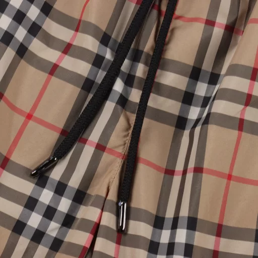 Burberry Classic Check Beach ShortsOriginal fabric customization, functional twill fabric, 100% positioning of stripes and plaids, very time-consuming and wasteful, density and feel are consistent with the original, elastic waist, easy to adjust waist, side splicing black ribbon design, as the finishing touch of the whole pants, more personalized and advanced, loose wide-leg pants, upper body instantly becomes long legs, soft and delicate feel, very comfortable to wear, no entanglement when going out, easy to match.