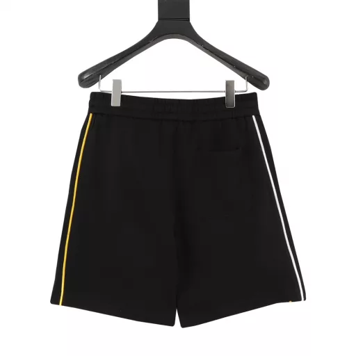 Fendi Monster Eyes Embroidered ShortsThe fabric is made of custom fabric, and the color is customized and then etched. It is treated with silky and ultra-soft treatment compared with the original. The texture of the fabric is clear and obvious, the drape is excellent, and the workmanship is exquisite and reaches the export standard of foreign trade. There are 4.5 stitches per centimeter, and each seam is pressed with visible lines. The lines are neat and standard like a ruler. The woven cotton ribbon is tightly woven and soft to the touch. The embroidery process uses the Behringer embroidery machine to make the embroidery color fuller and the embroidery more three-dimensional. The version has a good effect on the body. It is the same style for men and women, simple and versatile. It is a heavy-duty item for purchasing, and you can compare any quality on the market at will!
