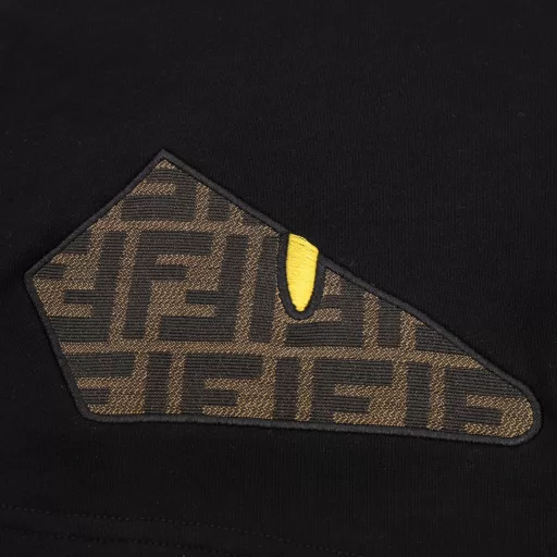 Fendi Monster Eyes Embroidered ShortsThe fabric is made of custom fabric, and the color is customized and then etched. It is treated with silky and ultra-soft treatment compared with the original. The texture of the fabric is clear and obvious, the drape is excellent, and the workmanship is exquisite and reaches the export standard of foreign trade. There are 4.5 stitches per centimeter, and each seam is pressed with visible lines. The lines are neat and standard like a ruler. The woven cotton ribbon is tightly woven and soft to the touch. The embroidery process uses the Behringer embroidery machine to make the embroidery color fuller and the embroidery more three-dimensional. The version has a good effect on the body. It is the same style for men and women, simple and versatile. It is a heavy-duty item for purchasing, and you can compare any quality on the market at will!