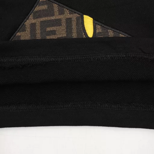 Fendi Monster Eyes Embroidered ShortsThe fabric is made of custom fabric, and the color is customized and then etched. It is treated with silky and ultra-soft treatment compared with the original. The texture of the fabric is clear and obvious, the drape is excellent, and the workmanship is exquisite and reaches the export standard of foreign trade. There are 4.5 stitches per centimeter, and each seam is pressed with visible lines. The lines are neat and standard like a ruler. The woven cotton ribbon is tightly woven and soft to the touch. The embroidery process uses the Behringer embroidery machine to make the embroidery color fuller and the embroidery more three-dimensional. The version has a good effect on the body. It is the same style for men and women, simple and versatile. It is a heavy-duty item for purchasing, and you can compare any quality on the market at will!