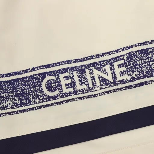 Celine Striped Ribbon Printed Letter ShortsThe fabric is made of custom woven fabric, and the color is customized and then etched. It is treated with silky and ultra-soft treatment compared with the original. The texture of the fabric is clear and obvious, the drape is excellent, and the workmanship is exquisite and meets the export standards of foreign trade. There are 4.5 stitches per centimeter, and each seam is pressed with visible lines. The lines are neat and standard like a ruler. The woven cotton ribbon is tightly woven and soft to the touch. The embroidery process uses a Behringer embroidery machine to make the embroidery color fuller and the embroidery more three-dimensional. The pattern has a good effect on the body. It is the same style for men and women, simple and versatile, and can be purchased on behalf of heavy items. You can compare any quality on the market at will.