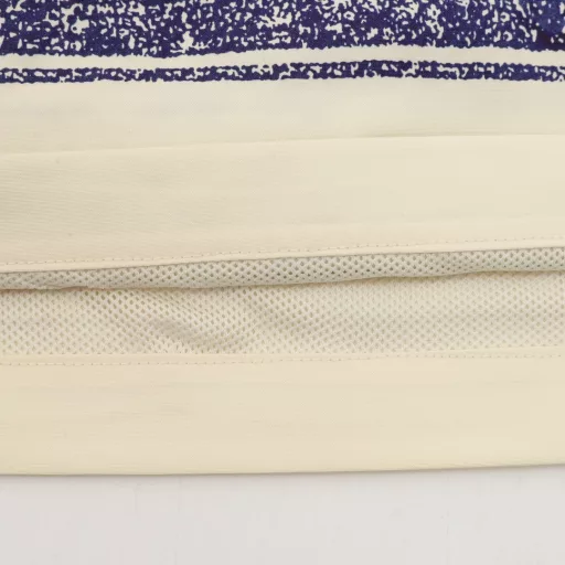 Celine Striped Ribbon Printed Letter ShortsThe fabric is made of custom woven fabric, and the color is customized and then etched. It is treated with silky and ultra-soft treatment compared with the original. The texture of the fabric is clear and obvious, the drape is excellent, and the workmanship is exquisite and meets the export standards of foreign trade. There are 4.5 stitches per centimeter, and each seam is pressed with visible lines. The lines are neat and standard like a ruler. The woven cotton ribbon is tightly woven and soft to the touch. The embroidery process uses a Behringer embroidery machine to make the embroidery color fuller and the embroidery more three-dimensional. The pattern has a good effect on the body. It is the same style for men and women, simple and versatile, and can be purchased on behalf of heavy items. You can compare any quality on the market at will.