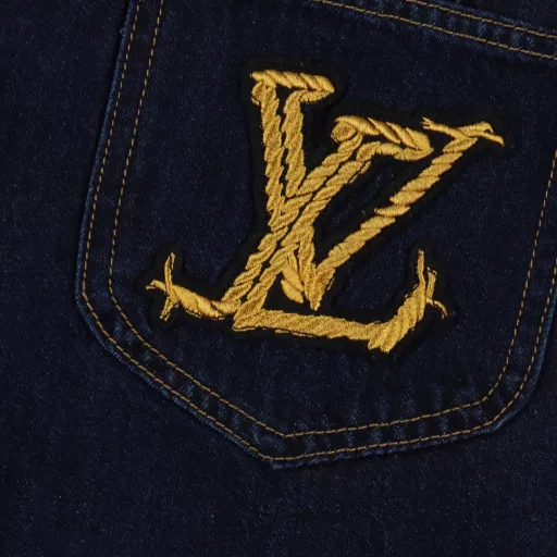Louis Vuitton 1V 25SS rope signature letter embroidered denim shortsLight luxury, a must-have item for men and women's daily commuting wear. Correct version. Welcome to compareDetailed features· Made of 98% cotton and 2% elastic washed thin denim fabric· Imported Tajima embroidery machine for heavy embroidery· Garment fermentation washing process· Customized original brass metal chain and metal button· Special car full wheat clip process· Customized original genuine leather label· Original main label washed tag packaging