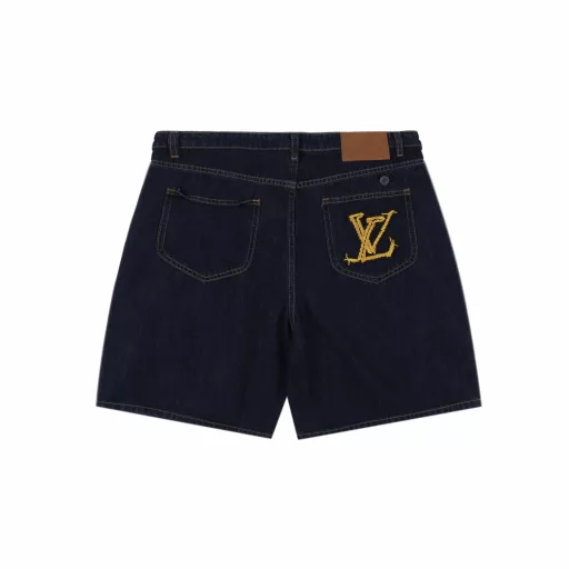 Louis Vuitton 1V 25SS rope signature letter embroidered denim shortsLight luxury, a must-have item for men and women's daily commuting wear. Correct version. Welcome to compareDetailed features· Made of 98% cotton and 2% elastic washed thin denim fabric· Imported Tajima embroidery machine for heavy embroidery· Garment fermentation washing process· Customized original brass metal chain and metal button· Special car full wheat clip process· Customized original genuine leather label· Original main label washed tag packaging