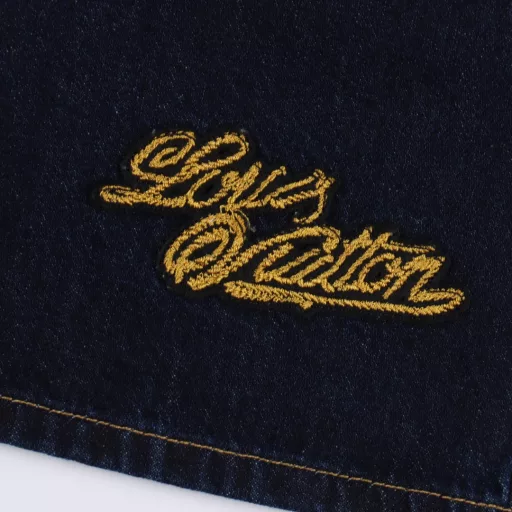 Louis Vuitton 1V 25SS rope signature letter embroidered denim shortsLight luxury, a must-have item for men and women's daily commuting wear. Correct version. Welcome to compareDetailed features· Made of 98% cotton and 2% elastic washed thin denim fabric· Imported Tajima embroidery machine for heavy embroidery· Garment fermentation washing process· Customized original brass metal chain and metal button· Special car full wheat clip process· Customized original genuine leather label· Original main label washed tag packaging