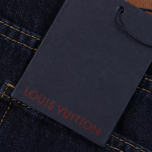 Louis Vuitton 1V 25SS rope signature letter embroidered denim shortsLight luxury, a must-have item for men and women's daily commuting wear. Correct version. Welcome to compareDetailed features· Made of 98% cotton and 2% elastic washed thin denim fabric· Imported Tajima embroidery machine for heavy embroidery· Garment fermentation washing process· Customized original brass metal chain and metal button· Special car full wheat clip process· Customized original genuine leather label· Original main label washed tag packaging