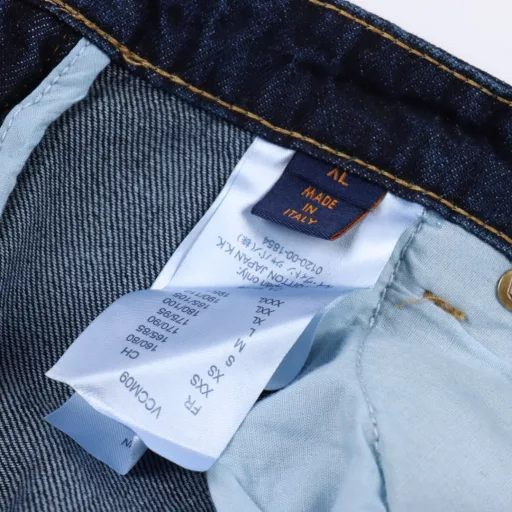 Louis Vuitton 1V 25SS rope signature letter embroidered denim shortsLight luxury, a must-have item for men and women's daily commuting wear. Correct version. Welcome to compareDetailed features· Made of 98% cotton and 2% elastic washed thin denim fabric· Imported Tajima embroidery machine for heavy embroidery· Garment fermentation washing process· Customized original brass metal chain and metal button· Special car full wheat clip process· Customized original genuine leather label· Original main label washed tag packaging