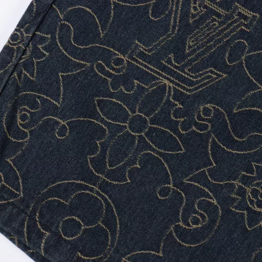 Louis Vuitton 1V 25SS Arabic pattern jacquard denim shortsLight luxury, a must-have item for men and women's daily commuting wear. Correct version, welcome to compareDetailed features· Custom-woven and dyed Arabic pattern jacquard fabric· Infrared positioning cutting, all alignment· Garment washing and fermentation process· Customized original brass metal buttons· Pants with elastic waist design· Rear patch pocket design· Special car full wheat clip process· Original main label washing tag packaging