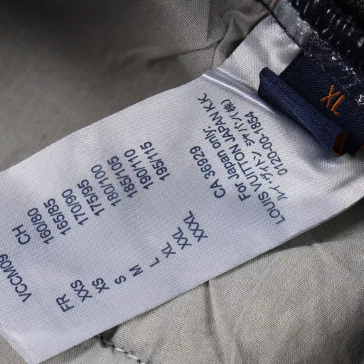 Louis Vuitton 1V 25SS Arabic pattern jacquard denim shortsLight luxury, a must-have item for men and women's daily commuting wear. Correct version, welcome to compareDetailed features· Custom-woven and dyed Arabic pattern jacquard fabric· Infrared positioning cutting, all alignment· Garment washing and fermentation process· Customized original brass metal buttons· Pants with elastic waist design· Rear patch pocket design· Special car full wheat clip process· Original main label washing tag packaging
