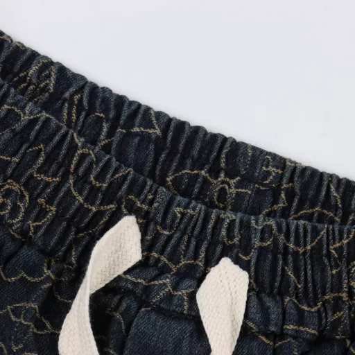 Louis Vuitton 1V 25SS Arabic pattern jacquard denim shortsLight luxury, a must-have item for men and women's daily commuting wear. Correct version, welcome to compareDetailed features· Custom-woven and dyed Arabic pattern jacquard fabric· Infrared positioning cutting, all alignment· Garment washing and fermentation process· Customized original brass metal buttons· Pants with elastic waist design· Rear patch pocket design· Special car full wheat clip process· Original main label washing tag packaging