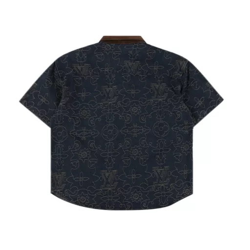 Louis Vuitton 1V 25SS Arabic pattern jacquard denim short-sleeved shirtLight luxury, a must-have item for men and women's daily commuting wear. Correct version. Welcome to compareDetailed features· Custom-woven and dyed Arabic pattern jacquard fabric· Infrared positioning cutting, all alignment· Garment washing and fermentation process· Customized original brass metal buttons· Pants with elastic waist design· Rear patch pocket design· Special car full wheat clip process· Original main label washing tag packaging