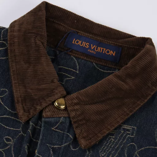 Louis Vuitton 1V 25SS Arabic pattern jacquard denim short-sleeved shirtLight luxury, a must-have item for men and women's daily commuting wear. Correct version. Welcome to compareDetailed features· Custom-woven and dyed Arabic pattern jacquard fabric· Infrared positioning cutting, all alignment· Garment washing and fermentation process· Customized original brass metal buttons· Pants with elastic waist design· Rear patch pocket design· Special car full wheat clip process· Original main label washing tag packaging