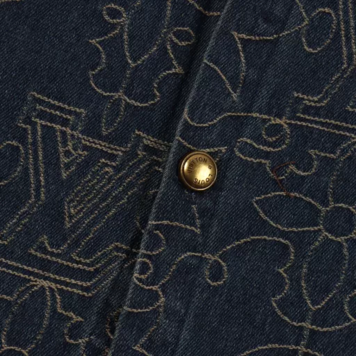 Louis Vuitton 1V 25SS Arabic pattern jacquard denim short-sleeved shirtLight luxury, a must-have item for men and women's daily commuting wear. Correct version. Welcome to compareDetailed features· Custom-woven and dyed Arabic pattern jacquard fabric· Infrared positioning cutting, all alignment· Garment washing and fermentation process· Customized original brass metal buttons· Pants with elastic waist design· Rear patch pocket design· Special car full wheat clip process· Original main label washing tag packaging