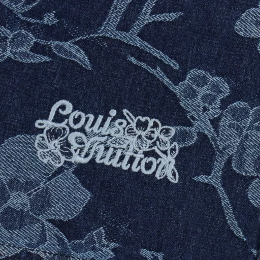 Louis Vuitton 1V 25SS floral wave jacquard denim shortsLight luxury, a must-have item for men and women's daily commuting wear, correct version, welcome to compareDetailed features· Custom-woven and dyed floral wave pattern jacquard fabric· Infrared positioning cutting, all alignment· Garment washing and fermentation process· Imported Tajima embroidery machine heavy embroidery· Open mold customization original pearl glossy four-piece buckle chain studs· Rear patch pocket design· Special car full wheat clip process· Customized original genuine leather label· Original main label washing tag packaging