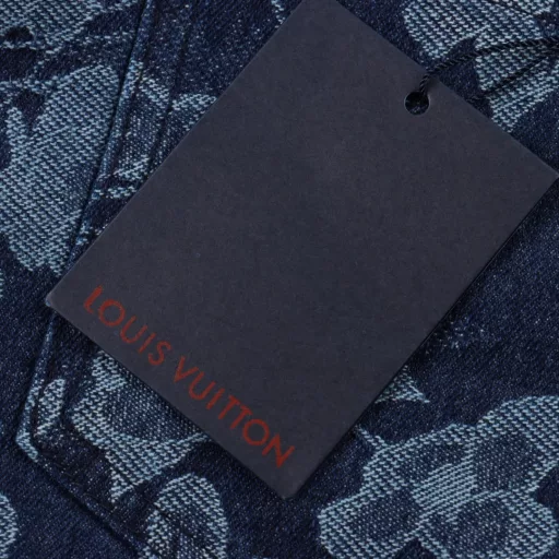 Louis Vuitton 1V 25SS floral wave jacquard denim shortsLight luxury, a must-have item for men and women's daily commuting wear, correct version, welcome to compareDetailed features· Custom-woven and dyed floral wave pattern jacquard fabric· Infrared positioning cutting, all alignment· Garment washing and fermentation process· Imported Tajima embroidery machine heavy embroidery· Open mold customization original pearl glossy four-piece buckle chain studs· Rear patch pocket design· Special car full wheat clip process· Customized original genuine leather label· Original main label washing tag packaging