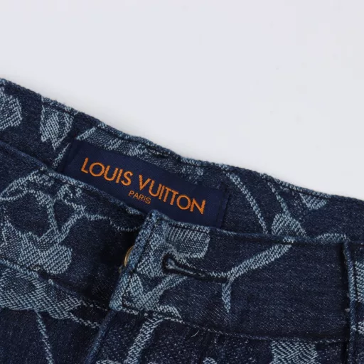 Louis Vuitton 1V 25SS floral wave jacquard denim shortsLight luxury, a must-have item for men and women's daily commuting wear, correct version, welcome to compareDetailed features· Custom-woven and dyed floral wave pattern jacquard fabric· Infrared positioning cutting, all alignment· Garment washing and fermentation process· Imported Tajima embroidery machine heavy embroidery· Open mold customization original pearl glossy four-piece buckle chain studs· Rear patch pocket design· Special car full wheat clip process· Customized original genuine leather label· Original main label washing tag packaging