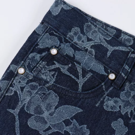 Louis Vuitton 1V 25SS floral wave jacquard denim shortsLight luxury, a must-have item for men and women's daily commuting wear, correct version, welcome to compareDetailed features· Custom-woven and dyed floral wave pattern jacquard fabric· Infrared positioning cutting, all alignment· Garment washing and fermentation process· Imported Tajima embroidery machine heavy embroidery· Open mold customization original pearl glossy four-piece buckle chain studs· Rear patch pocket design· Special car full wheat clip process· Customized original genuine leather label· Original main label washing tag packaging