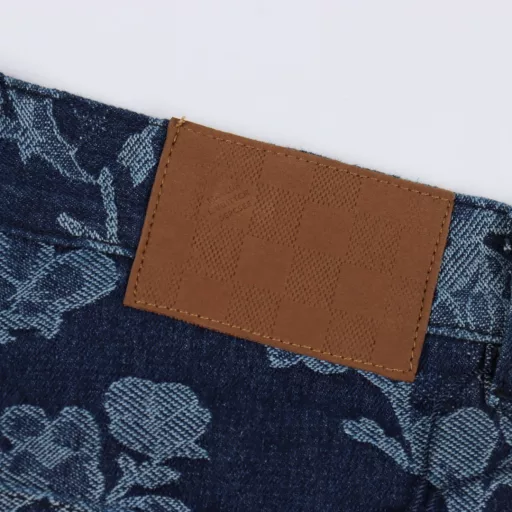 Louis Vuitton 1V 25SS floral wave jacquard denim shortsLight luxury, a must-have item for men and women's daily commuting wear, correct version, welcome to compareDetailed features· Custom-woven and dyed floral wave pattern jacquard fabric· Infrared positioning cutting, all alignment· Garment washing and fermentation process· Imported Tajima embroidery machine heavy embroidery· Open mold customization original pearl glossy four-piece buckle chain studs· Rear patch pocket design· Special car full wheat clip process· Customized original genuine leather label· Original main label washing tag packaging
