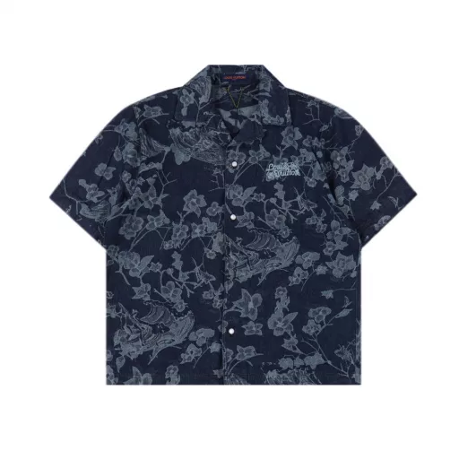 Louis Vuitton 1V 25SS floral wave jacquard denim short-sleeved shirtLight luxury, a must-have item for men and women's daily commuting wear, correct version, welcome to compareDetailed features· Custom-woven and dyed floral wave pattern jacquard fabric· Infrared positioning cutting, all alignment· Garment washing and fermentation process· Imported Tajima embroidery machine heavy embroidery· Open mold customization original pearl glossy four-piece buckle chain studs· Rear patch pocket design· Special car full wheat clip process· Customized original genuine leather label· Original main label washing tag packaging
