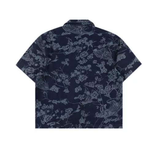 Louis Vuitton 1V 25SS floral wave jacquard denim short-sleeved shirtLight luxury, a must-have item for men and women's daily commuting wear, correct version, welcome to compareDetailed features· Custom-woven and dyed floral wave pattern jacquard fabric· Infrared positioning cutting, all alignment· Garment washing and fermentation process· Imported Tajima embroidery machine heavy embroidery· Open mold customization original pearl glossy four-piece buckle chain studs· Rear patch pocket design· Special car full wheat clip process· Customized original genuine leather label· Original main label washing tag packaging