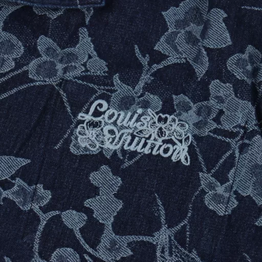 Louis Vuitton 1V 25SS floral wave jacquard denim short-sleeved shirtLight luxury, a must-have item for men and women's daily commuting wear, correct version, welcome to compareDetailed features· Custom-woven and dyed floral wave pattern jacquard fabric· Infrared positioning cutting, all alignment· Garment washing and fermentation process· Imported Tajima embroidery machine heavy embroidery· Open mold customization original pearl glossy four-piece buckle chain studs· Rear patch pocket design· Special car full wheat clip process· Customized original genuine leather label· Original main label washing tag packaging