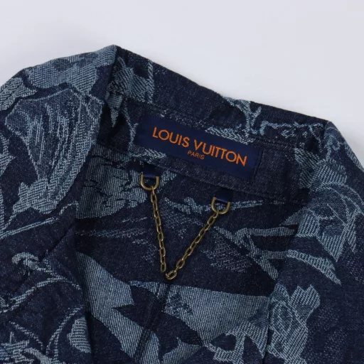 Louis Vuitton 1V 25SS floral wave jacquard denim short-sleeved shirtLight luxury, a must-have item for men and women's daily commuting wear, correct version, welcome to compareDetailed features· Custom-woven and dyed floral wave pattern jacquard fabric· Infrared positioning cutting, all alignment· Garment washing and fermentation process· Imported Tajima embroidery machine heavy embroidery· Open mold customization original pearl glossy four-piece buckle chain studs· Rear patch pocket design· Special car full wheat clip process· Customized original genuine leather label· Original main label washing tag packaging