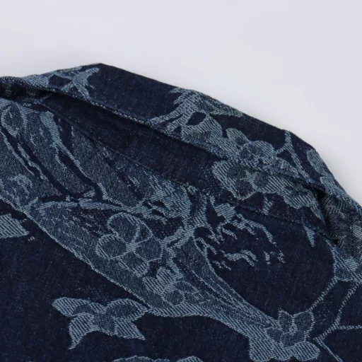 Louis Vuitton 1V 25SS floral wave jacquard denim short-sleeved shirtLight luxury, a must-have item for men and women's daily commuting wear, correct version, welcome to compareDetailed features· Custom-woven and dyed floral wave pattern jacquard fabric· Infrared positioning cutting, all alignment· Garment washing and fermentation process· Imported Tajima embroidery machine heavy embroidery· Open mold customization original pearl glossy four-piece buckle chain studs· Rear patch pocket design· Special car full wheat clip process· Customized original genuine leather label· Original main label washing tag packaging