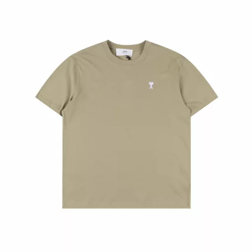 Ami Paris 25SS Little White Heart Embroidered Short Sleeve T-shirtThe fabric is 240g double yarn pure cotton. Simple, fresh and versatile classic~ God T-shirt. Simple and advanced design! It really enhances your temperament. The logo on the chest is embossed with imported machine technology. It is three-dimensional and full. It feels very skin-friendly~ The same style for men and women! It can be easily controlled by all body shapes, which can be said to have both strength and appearance!