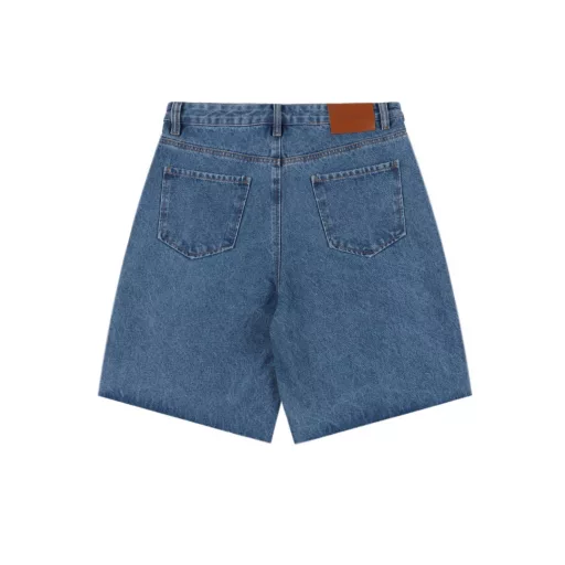 Loewe Anagram semi-embroidered denim shortsCustomized blue silk dense cotton denim, comfortable and close to the skin, full of texture, laser cutting, manual disassembly of trouser legs, flattening to make laser-cut Anagram pattern, manual internal patching and manual sewing, expensive labor, high loss, low daily output, imported special machine infrared positioning leather label, more accurate position, firm and strong, washing and color frying process, priority is given to special desizing agent, then the fabric is soaked in it, evenly sizing, and then rinsed after desizing, extremely complicated workmanship, high loss, customized accessories, fitted version