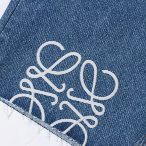 Loewe Anagram semi-embroidered denim shortsCustomized blue silk dense cotton denim, comfortable and close to the skin, full of texture, laser cutting, manual disassembly of trouser legs, flattening to make laser-cut Anagram pattern, manual internal patching and manual sewing, expensive labor, high loss, low daily output, imported special machine infrared positioning leather label, more accurate position, firm and strong, washing and color frying process, priority is given to special desizing agent, then the fabric is soaked in it, evenly sizing, and then rinsed after desizing, extremely complicated workmanship, high loss, customized accessories, fitted version
