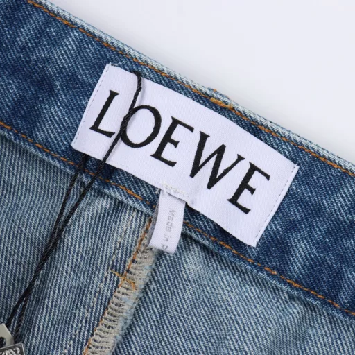 Loewe Anagram semi-embroidered denim shortsCustomized blue silk dense cotton denim, comfortable and close to the skin, full of texture, laser cutting, manual disassembly of trouser legs, flattening to make laser-cut Anagram pattern, manual internal patching and manual sewing, expensive labor, high loss, low daily output, imported special machine infrared positioning leather label, more accurate position, firm and strong, washing and color frying process, priority is given to special desizing agent, then the fabric is soaked in it, evenly sizing, and then rinsed after desizing, extremely complicated workmanship, high loss, customized accessories, fitted version