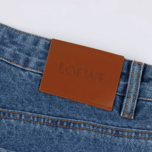 Loewe Anagram semi-embroidered denim shortsCustomized blue silk dense cotton denim, comfortable and close to the skin, full of texture, laser cutting, manual disassembly of trouser legs, flattening to make laser-cut Anagram pattern, manual internal patching and manual sewing, expensive labor, high loss, low daily output, imported special machine infrared positioning leather label, more accurate position, firm and strong, washing and color frying process, priority is given to special desizing agent, then the fabric is soaked in it, evenly sizing, and then rinsed after desizing, extremely complicated workmanship, high loss, customized accessories, fitted version