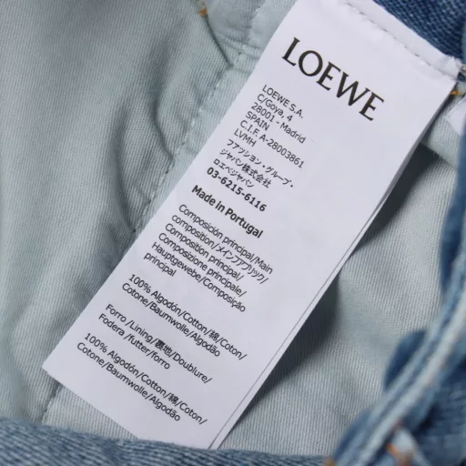 Loewe Anagram semi-embroidered denim shortsCustomized blue silk dense cotton denim, comfortable and close to the skin, full of texture, laser cutting, manual disassembly of trouser legs, flattening to make laser-cut Anagram pattern, manual internal patching and manual sewing, expensive labor, high loss, low daily output, imported special machine infrared positioning leather label, more accurate position, firm and strong, washing and color frying process, priority is given to special desizing agent, then the fabric is soaked in it, evenly sizing, and then rinsed after desizing, extremely complicated workmanship, high loss, customized accessories, fitted version