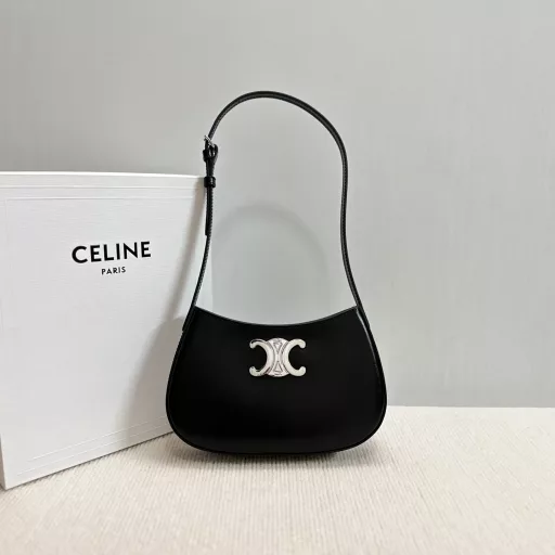 CE 2024 Chinese New Year limited edition TILLY handbag.The latest rounded shoulder bag continues the tonality of the CE CROQUE handbag. This minimalist style handbag is decorated with TRIOMPHE metal accessories. It can hold mobile phones, car keys, cosmetics and other essential items. The bag is stiff, zippered, and has 1 main compartment and 1 inner flat pocket. The shoulder strap is adjustable. Compared with the previous underarm Tilly, it is more retro and cute.