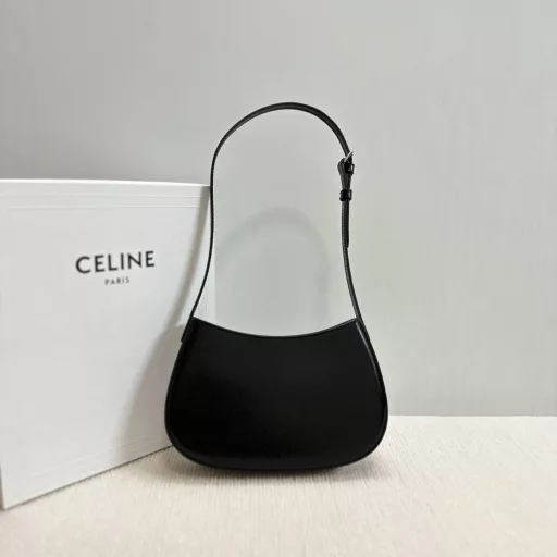 CE 2024 Chinese New Year limited edition TILLY handbag.The latest rounded shoulder bag continues the tonality of the CE CROQUE handbag. This minimalist style handbag is decorated with TRIOMPHE metal accessories. It can hold mobile phones, car keys, cosmetics and other essential items. The bag is stiff, zippered, and has 1 main compartment and 1 inner flat pocket. The shoulder strap is adjustable. Compared with the previous underarm Tilly, it is more retro and cute.