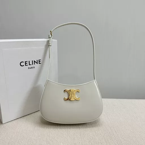 CE 2024 Chinese New Year limited edition TILLY handbag.The latest rounded shoulder bag continues the tonality of the CE CROQUE handbag. This minimalist style handbag is decorated with TRIOMPHE metal accessories. It can hold mobile phones, car keys, cosmetics and other essential items. The bag is stiff, zippered, and has 1 main compartment and 1 inner flat pocket. The shoulder strap is adjustable. Compared with the previous underarm Tilly, it is more retro and cute.