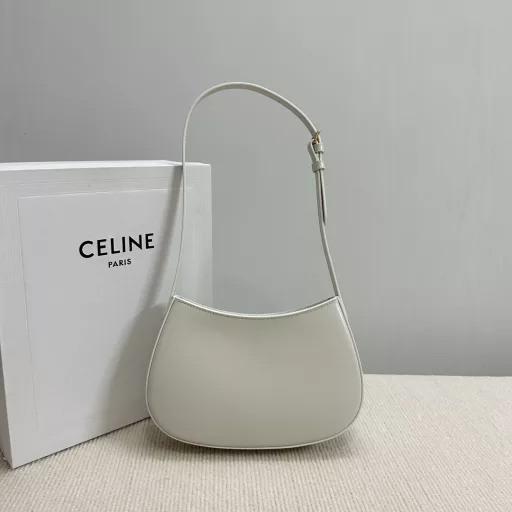 CE 2024 Chinese New Year limited edition TILLY handbag.The latest rounded shoulder bag continues the tonality of the CE CROQUE handbag. This minimalist style handbag is decorated with TRIOMPHE metal accessories. It can hold mobile phones, car keys, cosmetics and other essential items. The bag is stiff, zippered, and has 1 main compartment and 1 inner flat pocket. The shoulder strap is adjustable. Compared with the previous underarm Tilly, it is more retro and cute.