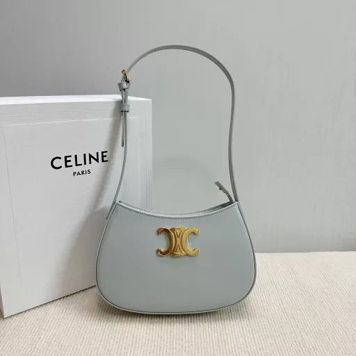 CE 2024 Chinese New Year limited edition TILLY handbag.The latest rounded shoulder bag continues the tonality of the CE CROQUE handbag. This minimalist style handbag is decorated with TRIOMPHE metal accessories. It can hold mobile phones, car keys, cosmetics and other essential items. The bag is stiff, zippered, and has 1 main compartment and 1 inner flat pocket. The shoulder strap is adjustable. Compared with the previous underarm Tilly, it is more retro and cute.