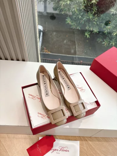 𝐑𝐨𝐠𝐞𝐫 𝐕𝐢𝐯𝐢* RV25 latest flower series double diamond buckle white C-position diamond buckle Mary Jane single shoes! The French retro style is so charming that you will fall in love with it at first sight, showing white and elegant temperament~ Whether it is paired with a skirt or jeans, it is very feminine~ The small thick heel can make you walk steadily and increase your height and make your legs longer. Ballet shoes continue the essence of elegance and convey passionate love~ Double diamond buckle sandals are loved by everyone. Meet everyone's needs. Vivi's usual beautiful and soft leather is matched with classic and generous buckles to easily present the romantic style of summer, hiding a full red heart, and overflowing with love at every step