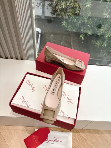 𝐑𝐨𝐠𝐞𝐫 𝐕𝐢𝐯𝐢* RV25 latest flower series double diamond buckle white C-position diamond buckle Mary Jane single shoes! The French retro style is so charming that you will fall in love with it at first sight, showing white and elegant temperament~ Whether it is paired with a skirt or jeans, it is very feminine~ The small thick heel can make you walk steadily and increase your height and make your legs longer. Ballet shoes continue the essence of elegance and convey passionate love~ Double diamond buckle sandals are loved by everyone. Meet everyone's needs. Vivi's usual beautiful and soft leather is matched with classic and generous buckles to easily present the romantic style of summer, hiding a full red heart, and overflowing with love at every step