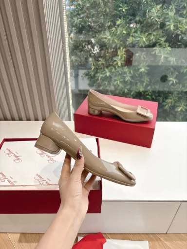 𝐑𝐨𝐠𝐞𝐫 𝐕𝐢𝐯𝐢* RV25 latest flower series double diamond buckle white C-position diamond buckle Mary Jane single shoes! The French retro style is so charming that you will fall in love with it at first sight, showing white and elegant temperament~ Whether it is paired with a skirt or jeans, it is very feminine~ The small thick heel can make you walk steadily and increase your height and make your legs longer. Ballet shoes continue the essence of elegance and convey passionate love~ Double diamond buckle sandals are loved by everyone. Meet everyone's needs. Vivi's usual beautiful and soft leather is matched with classic and generous buckles to easily present the romantic style of summer, hiding a full red heart, and overflowing with love at every step