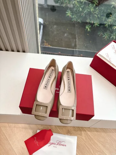 𝐑𝐨𝐠𝐞𝐫 𝐕𝐢𝐯𝐢* RV25 latest flower series double diamond buckle white C-position diamond buckle Mary Jane single shoes! The French retro style is so charming that you will fall in love with it at first sight, showing white and elegant temperament~ Whether it is paired with a skirt or jeans, it is very feminine~ The small thick heel can make you walk steadily and increase your height and make your legs longer. Ballet shoes continue the essence of elegance and convey passionate love~ Double diamond buckle sandals are loved by everyone. Meet everyone's needs. Vivi's usual beautiful and soft leather is matched with classic and generous buckles to easily present the romantic style of summer, hiding a full red heart, and overflowing with love at every step