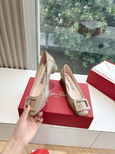 𝐑𝐨𝐠𝐞𝐫 𝐕𝐢𝐯𝐢* RV25 latest flower series double diamond buckle white C-position diamond buckle Mary Jane single shoes! The French retro style is so charming that you will fall in love with it at first sight, showing white and elegant temperament~ Whether it is paired with a skirt or jeans, it is very feminine~ The small thick heel can make you walk steadily and increase your height and make your legs longer. Ballet shoes continue the essence of elegance and convey passionate love~ Double diamond buckle sandals are loved by everyone. Meet everyone's needs. Vivi's usual beautiful and soft leather is matched with classic and generous buckles to easily present the romantic style of summer, hiding a full red heart, and overflowing with love at every step