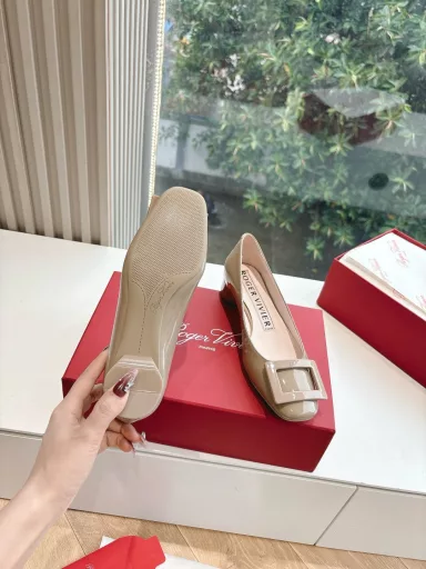 𝐑𝐨𝐠𝐞𝐫 𝐕𝐢𝐯𝐢* RV25 latest flower series double diamond buckle white C-position diamond buckle Mary Jane single shoes! The French retro style is so charming that you will fall in love with it at first sight, showing white and elegant temperament~ Whether it is paired with a skirt or jeans, it is very feminine~ The small thick heel can make you walk steadily and increase your height and make your legs longer. Ballet shoes continue the essence of elegance and convey passionate love~ Double diamond buckle sandals are loved by everyone. Meet everyone's needs. Vivi's usual beautiful and soft leather is matched with classic and generous buckles to easily present the romantic style of summer, hiding a full red heart, and overflowing with love at every step