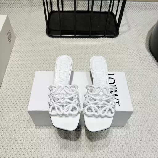 LOEWLuoYiwei 25vs latest hot-selling series in spring and summer… [Hollow-heeled sandals] A top Italian designer with 25 years of experience, the latest heel design is so beautiful that it makes fairies cry. It is a Valentine's Day limited edition. The shoelaces are fully oiled and the details are very interesting. At the same time, the overall shoe shape is a classic simple thin strap style. The collision of seriousness and humor is very dramatic~ The ultimate interpretation of surrealism is full of surprising and novel camp aesthetics, which is interesting.